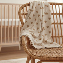 Charger l'image dans la galerie, Couverture bébé tricotée en coton BIO maille jacquard à coeurs dorés sur fond beige naturel