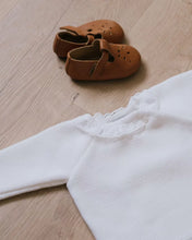 Charger l'image dans la galerie, Brassière bébé blanche tricotée en France avec col en broderie anglaise | Fabriquée en France pour Les p'tites Merveilles de Bérénice