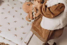 Charger l'image dans la galerie, Tapis d'éveil ou de sol pour bébé ou enfant évolutif motifs "hirondelles" en coton lavé blanc cassé et beige fabriqué en France par Bébé Bohème arrière plan