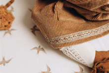Charger l'image dans la galerie, Tapis d'éveil ou de sol pour bébé ou enfant évolutif motifs "hirondelles" en coton lavé blanc cassé et beige fabriqué en France par Bébé Bohème Détails motifs