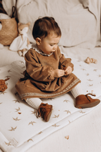 Charger l'image dans la galerie, Tapis d'éveil ou de sol pour bébé ou enfant évolutif motifs "hirondelles" en coton lavé blanc cassé et beige fabriqué en France par Bébé Bohème