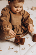 Charger l'image dans la galerie, Tapis d'éveil ou de sol pour bébé ou enfant évolutif motifs "hirondelles" en coton lavé blanc cassé et beige fabriqué en France par Bébé Bohème