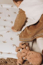 Charger l'image dans la galerie, Tapis d'éveil ou de sol pour bébé ou enfant évolutif motifs "hirondelles" en coton lavé blanc cassé et beige fabriqué en France par Bébé Bohème gros plan main