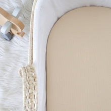 Charger l'image dans la galerie, Drap housse couffin bébé en double gaze de coton biologique café au lait / Latte Fait Main en France par Les p'tites Merveilles de Bérénice