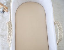 Charger l'image dans la galerie, Drap housse couffin bébé en double gaze de coton biologique café au lait / Latte Fait Main en France par Les p'tites Merveilles de Bérénice
