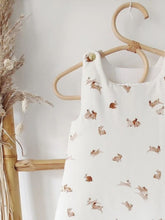 Charger l'image dans la galerie, Gigoteuse 0-3 mois "Lapins de garenne" écru et beige double gaze de coton BIO Made in France | Les p'tites Merveilles de Bérénice