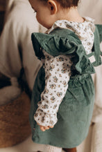 Charger l'image dans la galerie, Blouse bébé fille Flora en double gaze de coton Biologique blanc et vert à fleurs et jupe à bretelles volantées en velours côtelé coton Biologique vert émeraude durable et écoresponsable fabriquée en France par Les p'tites Merveilles de Bérénice portée par Suzanne 14 mois