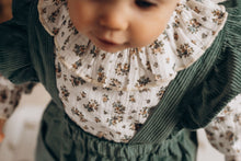 Charger l'image dans la galerie, Blouse bébé fille Flora en double gaze de coton écureuils folk écru et beige et bloomer à bretelles en velours côtelé noisette durable et écoresponsable fabriquée en France par Les p'tites Merveilles de Bérénice portée par Louison 6 mois