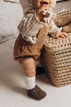 Charger l'image dans la galerie, Salopette bloomer bébé "Eden" évolutive en velours côtelé marron noisette fabriquée en France par Les p'tites Merveilles de Bérénice portée par Andréa 10 mois