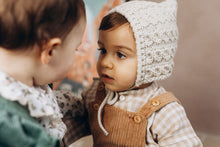 Charger l'image dans la galerie, Salopette bloomer bébé "Eden" évolutive en velours côtelé marron noisette fabriquée en France par Les p'tites Merveilles de Bérénice portée par Andréa 10 mois