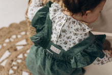 Charger l'image dans la galerie, Blouse bébé fille Flora en double gaze de coton Biologique blanc et vert à fleurs et jupe à bretelles volantées en velours côtelé coton Biologique vert émeraude durable et écoresponsable fabriquée en France par Les p'tites Merveilles de Bérénice portée par Suzanne 14 mois