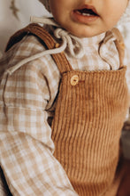 Charger l'image dans la galerie, Salopette bloomer bébé "Eden" évolutive en velours côtelé marron noisette fabriquée en France par Les p'tites Merveilles de Bérénice portée par Andréa 10 mois