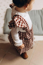 Charger l'image dans la galerie, Jupe à bretelles volantées "Anna" en double gaze de coton vichy bordeaux et blanc durable et écoresponsable fabriquée en France par Les p'tites Merveilles de Bérénice portée par Suzanne 14 mois