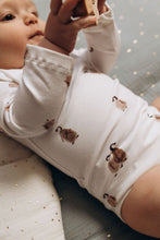 Charger l'image dans la galerie, Body bébé "Sacha" manches longues et col pressionné en jersey de coton soyeux écru Pingouin durable et écoresponsable fabriqué en France par Les p'tites Merveilles de Bérénice 6-9 mois porté par Lison 6 mois