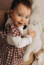 Charger l'image dans la galerie, Jupe à bretelles volantées "Anna" en double gaze de coton vichy bordeaux et blanc durable et écoresponsable fabriquée en France par Les p'tites Merveilles de Bérénice portée par Suzanne 14 mois