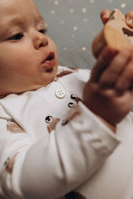 Charger l'image dans la galerie, Body bébé "Sacha" manches longues et col pressionné en jersey de coton soyeux écru Pingouin durable et écoresponsable fabriqué en France par Les p'tites Merveilles de Bérénice 6-9 mois porté par Lison 6 mois