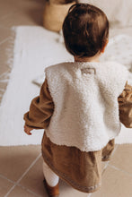 Charger l'image dans la galerie, Robe bébé "Margot" à manches longues en velours côtelé de coton lavé praliné fabriqué en France par Les p'tites Merveilles de Bérénice portée par Suzanne 14 mois