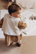 Charger l'image dans la galerie, Robe bébé "Margot" à manches longues en velours côtelé de coton lavé praliné fabriqué en France par Les p'tites Merveilles de Bérénice portée par Suzanne 14 mois