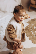 Charger l'image dans la galerie, Robe bébé "Margot" à manches longues en velours côtelé de coton lavé praliné fabriqué en France par Les p'tites Merveilles de Bérénice portée par Suzanne 14 mois