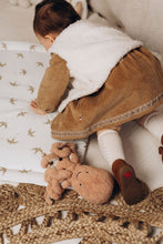 Charger l'image dans la galerie, Robe bébé "Margot" à manches longues en velours côtelé de coton lavé praliné fabriqué en France par Les p'tites Merveilles de Bérénice portée par Suzanne 14 mois