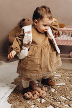 Charger l'image dans la galerie, Robe bébé "Margot" à manches longues en velours côtelé de coton lavé praliné fabriqué en France par Les p'tites Merveilles de Bérénice portée par Suzanne 14 mois