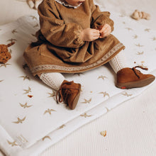 Charger l'image dans la galerie, Tapis d'éveil ou de sol pour bébé ou enfant évolutif motifs "hirondelles" en coton lavé blanc cassé et beige fabriqué en France par Bébé Bohème