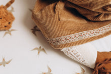 Charger l'image dans la galerie, Robe bébé "Margot" à manches longues en velours côtelé de coton BIO lavé caramel