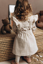 Charger l'image dans la galerie, Jupe à bretelles volantées "Anna" en velours côtelé écru durable et écoresponsable fabriquée en France par Les p'tites Merveilles de Bérénice portée par Charlie 24 mois