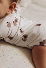 Charger l'image dans la galerie, Body bébé "Sacha" manches longues et col pressionné en jersey de coton soyeux écru Pingouin durable et écoresponsable fabriqué en France par Les p'tites Merveilles de Bérénice 6-9 mois porté par Lison 6 mois