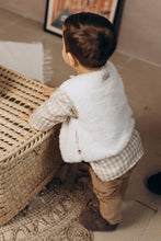 Charger l'image dans la galerie, Gilet de berger bébé fausse fourrure moumoute mouton sherpa écru doublé coton jersey arbres en forêt marron et écru durable et écoresponsable fabriqué en France par Les p'tites Merveilles de Bérénice porté par Andréa 10 mois