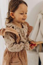 Charger l'image dans la galerie, Blouse bébé fille Flora en double gaze de coton lin beige à fleurs corail durable et écoresponsable fabriquée en France par Les p'tites Merveilles de Bérénice portée par Charlie 24 mois
