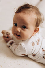 Charger l'image dans la galerie, Body bébé "Sacha" manches longues et col pressionné en jersey de coton soyeux écru Pingouin durable et écoresponsable fabriqué en France par Les p'tites Merveilles de Bérénice 6-9 mois porté par Lison 6 mois