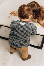 Charger l'image dans la galerie, Chemise bébé garçon Matisse en double gaze de coton recyclé vichy bleu et noir écoresponsable fabriquée en France par Les p'tites Merveilles de Bérénice portée par Andréa 10 mois