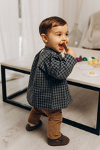 Charger l'image dans la galerie, Chemise bébé garçon Matisse en double gaze de coton recyclé vichy bleu et noir écoresponsable fabriquée en France par Les p'tites Merveilles de Bérénice portée par Andréa 10 mois