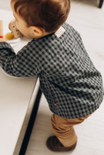 Charger l'image dans la galerie, Chemise bébé garçon Matisse en double gaze de coton recyclé vichy bleu et noir écoresponsable fabriquée en France par Les p'tites Merveilles de Bérénice portée par Andréa 10 mois