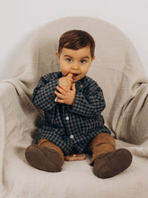 Charger l'image dans la galerie, Chemise bébé garçon Matisse en double gaze de coton recyclé vichy bleu et noir écoresponsable fabriquée en France par Les p'tites Merveilles de Bérénice portée par Andréa 10 mois