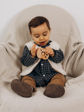 Charger l'image dans la galerie, Chemise bébé garçon Matisse en double gaze de coton recyclé vichy bleu et noir écoresponsable fabriquée en France par Les p'tites Merveilles de Bérénice portée par Andréa 10 mois