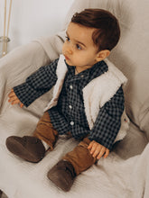 Charger l'image dans la galerie, Chemise bébé garçon Matisse en double gaze de coton recyclé vichy bleu et noir écoresponsable fabriquée en France par Les p'tites Merveilles de Bérénice portée par Andréa 10 mois