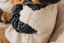 Charger l'image dans la galerie, Chemise bébé garçon Matisse en double gaze de coton recyclé vichy bleu et noir écoresponsable fabriquée en France par Les p'tites Merveilles de Bérénice portée par Andréa 10 mois