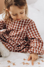 Charger l'image dans la galerie, Robe bébé "Margot" à manches longues en double gaze de coton à carreaux vichy rouge et blanc écoresponsable et durable fabriquée en France par Les p'tites Merveilles de Bérénice portée par Charline 24 mois