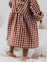 Charger l'image dans la galerie, Robe bébé "Margot" à manches longues en double gaze de coton à carreaux vichy rouge et blanc écoresponsable et durable fabriquée en France par Les p'tites Merveilles de Bérénice portée par Charline 24 mois