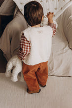 Charger l'image dans la galerie, Gilet de berger bébé fausse fourrure moumoute mouton sherpa écru doublé coton jersey arbres en forêt marron et écru durable et écoresponsable fabriqué en France par Les p'tites Merveilles de Bérénice porté par Robin 24 mois