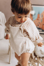 Charger l'image dans la galerie, Salopette bloomer bébé "Eden" évolutive en velours côtelé écru milk fabriquée en France par Les p'tites Merveilles de Bérénice porté par Robin 24 mois