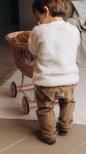 Charger l'image dans la galerie, Sweat ourson peluche bébé en fausse fourrure mouton sherpa écru et coton BIO écoresponsable fabriqué en France par Les p'tites Merveilles de Bérénice taille 24 mois porté par Robin 20 mois