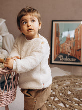 Charger l'image dans la galerie, Sweat ourson peluche bébé en fausse fourrure mouton sherpa écru et coton BIO écoresponsable fabriqué en France par Les p'tites Merveilles de Bérénice taille 24 mois porté par Robin 20 mois
