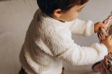Charger l'image dans la galerie, Sweat ourson peluche bébé en fausse fourrure mouton sherpa écru et coton BIO écoresponsable fabriqué en France par Les p'tites Merveilles de Bérénice taille 24 mois porté par Robin 20 mois