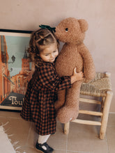 Charger l'image dans la galerie, Robe bébé "Margot" à manches longues en coton BIO épais à carreaux vichy noisette et noir écoresponsable et durable fabriqué en France par Les p'tites Merveilles de Bérénice 24 mois portée par Alice 27 mois