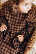 Charger l'image dans la galerie, Robe bébé "Margot" à manches longues en coton BIO épais à carreaux vichy noisette et noir écoresponsable et durable fabriqué en France par Les p'tites Merveilles de Bérénice 24 mois portée par Alice 27 mois