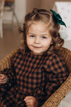 Charger l'image dans la galerie, Robe bébé "Margot" à manches longues en coton BIO épais à carreaux vichy noisette et noir écoresponsable et durable fabriqué en France par Les p'tites Merveilles de Bérénice 24 mois portée par Alice 27 mois