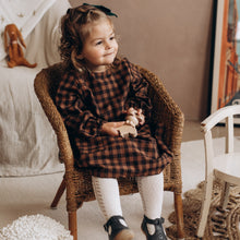 Charger l'image dans la galerie, Robe bébé "Margot" à manches longues en coton BIO épais à carreaux vichy noisette et noir écoresponsable et durable fabriqué en France par Les p'tites Merveilles de Bérénice 24 mois portée par Alice 27 mois